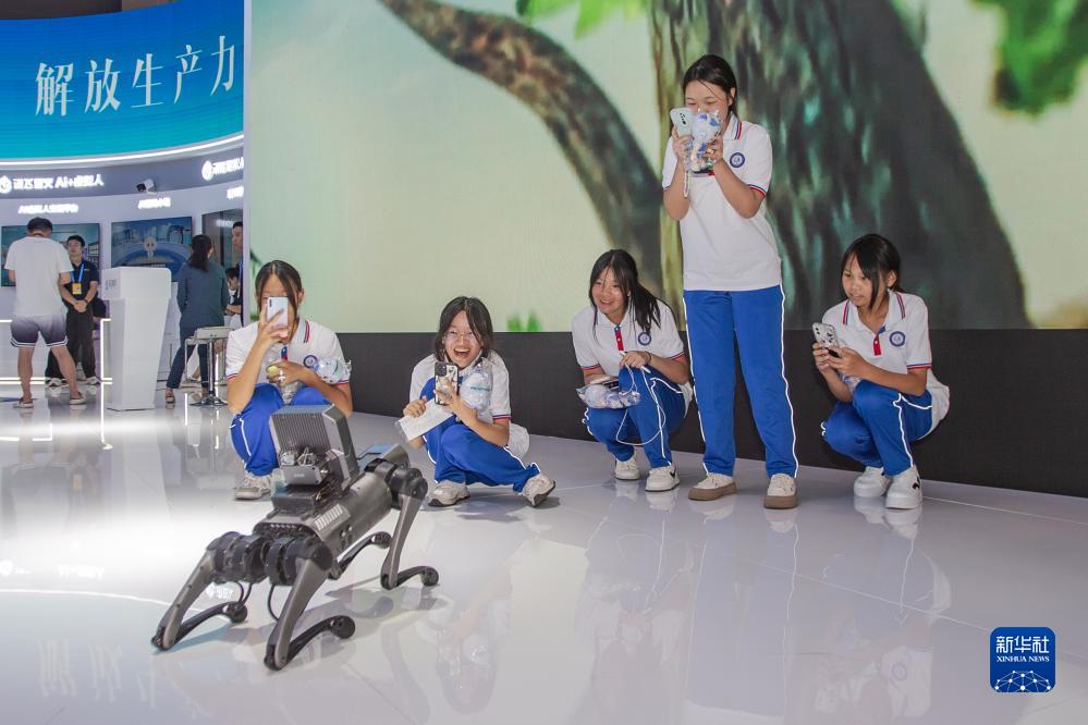 9月4日，在2023智博會科大訊飛展廳，訊飛工業(yè)巡檢機(jī)器人與觀眾互動。新華社記者 儲加音 攝