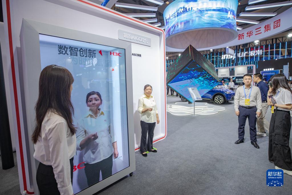9月4日，在2023智博會會場，觀眾體驗生成AIGC虛擬形象。新華社記者 黃偉 攝