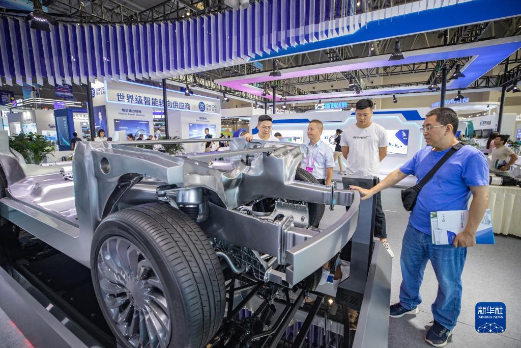 9月4日，在2023智博會浙江孔輝汽車科技有限公司展廳，觀眾參觀電控空氣懸掛系統(tǒng)展示平臺。新華社記者 黃偉 攝