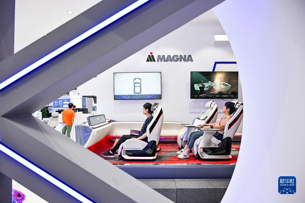 9月4日，觀眾在2023智博會“智能駕艙”展區(qū)參觀、體驗。新華社記者 王全超 攝